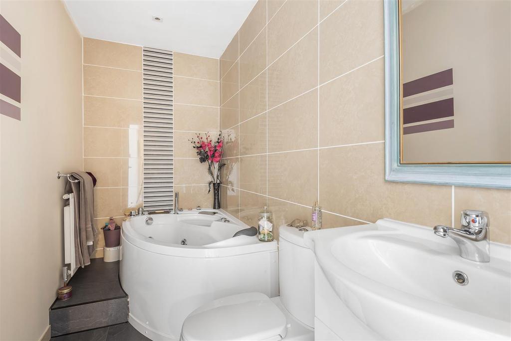 5. Family Bathroom.jpg