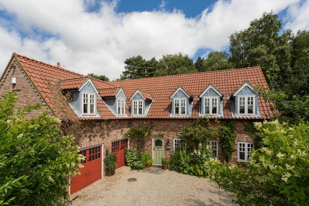 Selby Road, Riccall, York 6 bed detached house £325,000