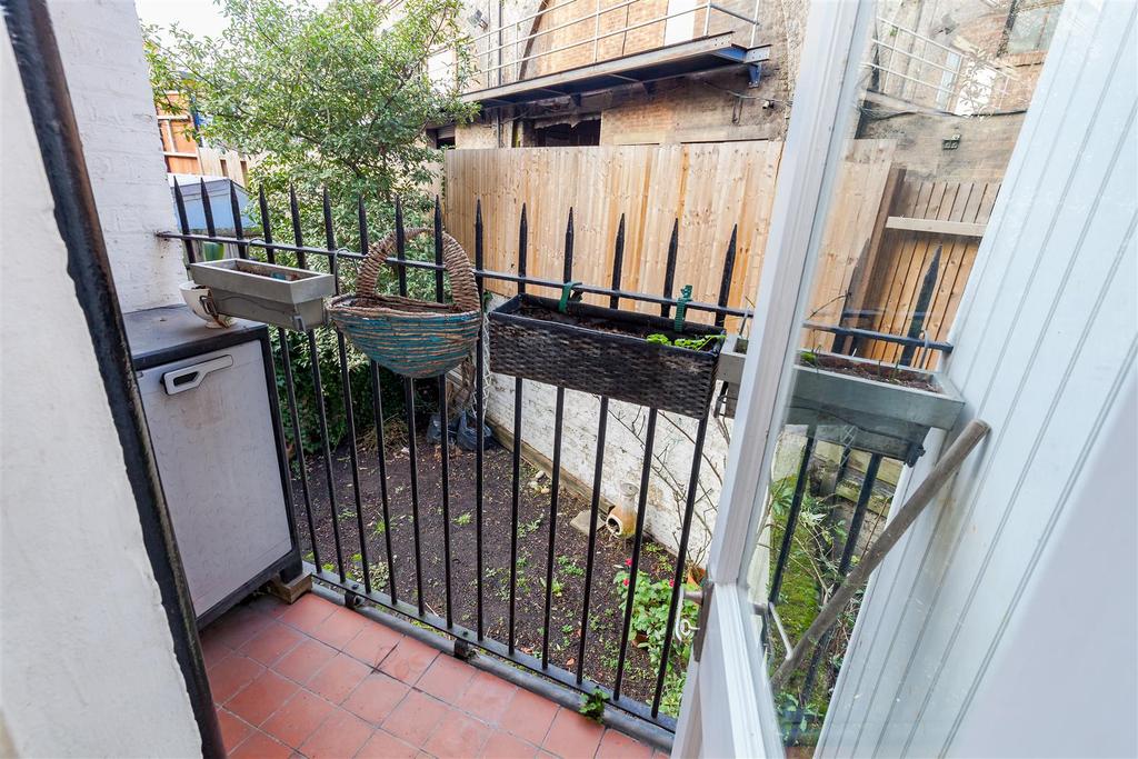 Flat 1, 21 Iverson Road, Kilburn, London, NW6 2 QT-