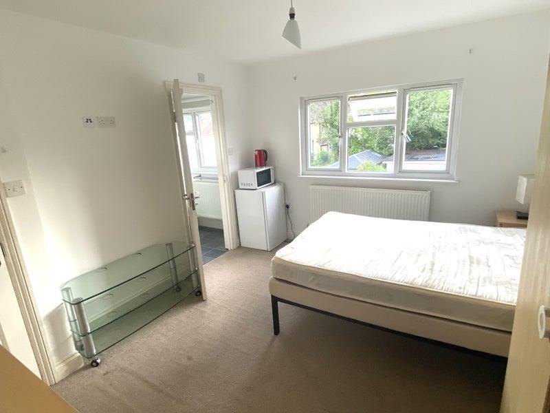 Brook Avenue, Edgware 1 bed in a house share £672 pcm (£155 pw)