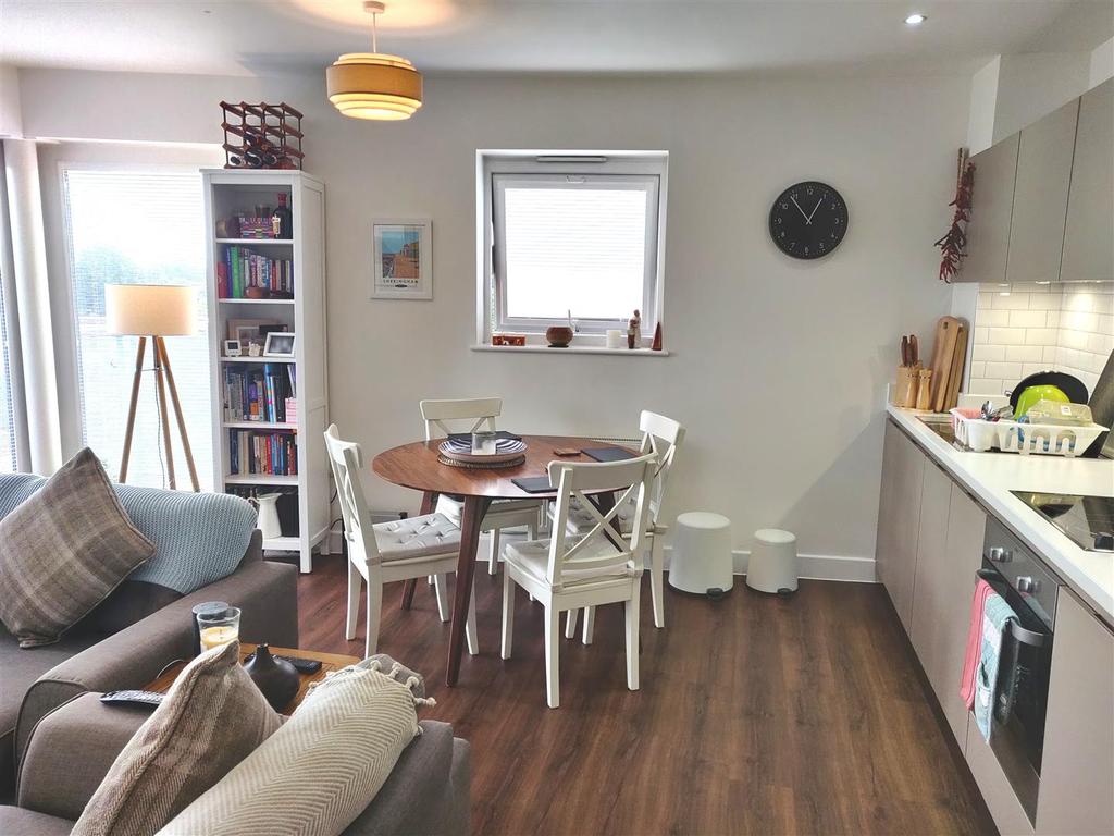 Otter Drive, Carshalton 2 bed apartment £1,300 pcm (£300 pw)