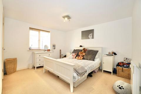 12 Alveston Square, London, E18 1AQ