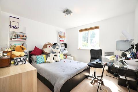 12 Alveston Square, London, E18 1AQ