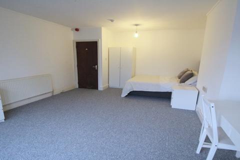 3 bedroom apartment to rent, Otley Road, Leeds LS6 3PX