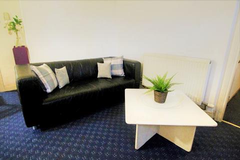 Studio to rent, Woodhouse Street, Leeds LS6 2UZ