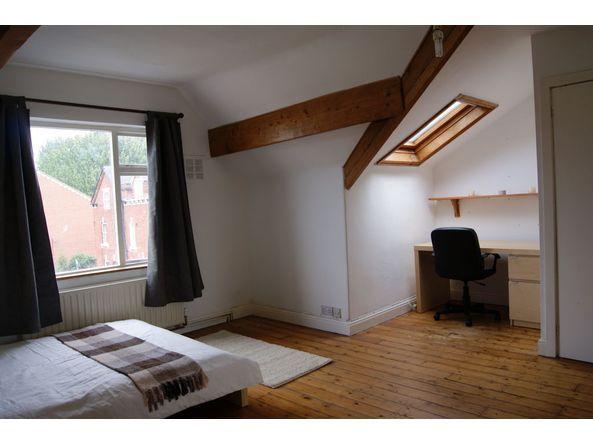 House in Leeds, Hyde Park - View 2