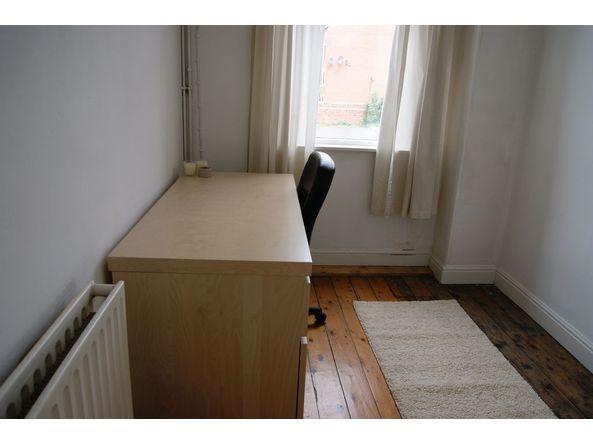 House in Leeds, Hyde Park - More
