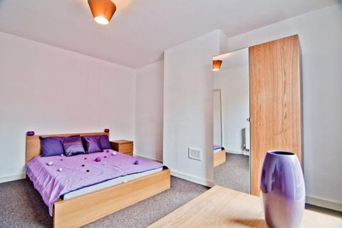 2 bedroom terraced house to rent, Harold Mount, Leeds LS6 1PW