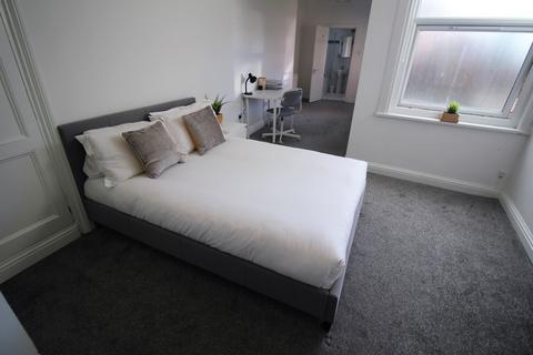 2 bedroom apartment to rent, Kelso Road, Leeds LS2 9PR