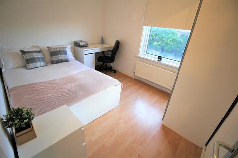 3 bedroom apartment to rent, 22 Kelso Road, Leeds LS29DU