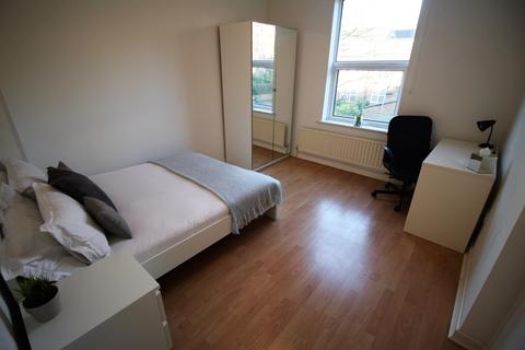 3 bedroom apartment to rent, 22 Kelso Road, Leeds LS29DU