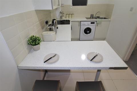 2 bedroom apartment to rent, Woodsley Road, Leeds LS2 9LZ