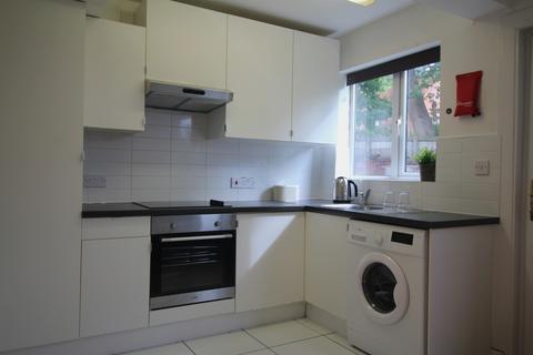 3 bedroom terraced house to rent, 42 Kelso Gardens, Leeds LS2 9PS