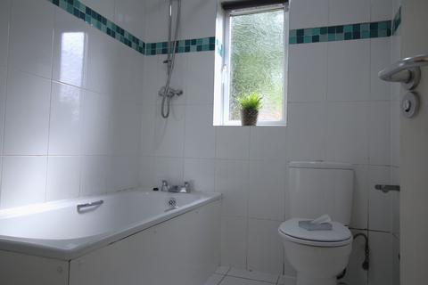 3 bedroom terraced house to rent, 42 Kelso Gardens, Leeds LS2 9PS