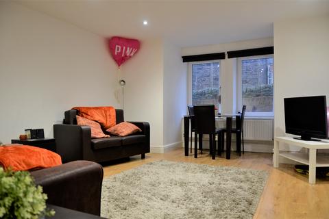 3 bedroom apartment to rent, 3  Winstanley Terrace, Leeds LS6 1DS