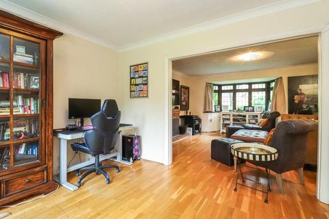 17 Tilsworth Road, Beaconsfield, HP9 1TR