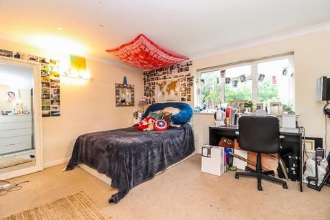 17 Tilsworth Road, Beaconsfield, HP9 1TR