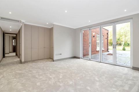 2, Milton Court, 96 Gregories Road, Beaconsfield, HP9 1HL
