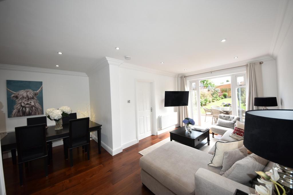 Living room/dining a