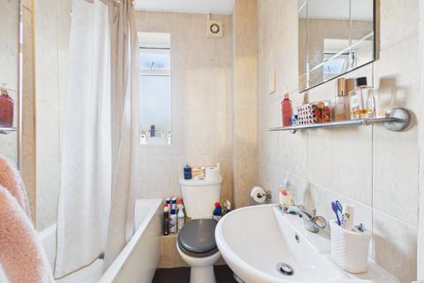 1 bedroom apartment to rent, Mountbatten Close, Slough, Berkshire, SL1