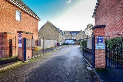 10 Broomfield Gate, Slough, SL2 1HH