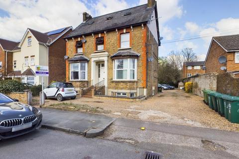1 bedroom apartment for sale - Leacroft, Staines-Upon-Thames, Middlesex, TW18