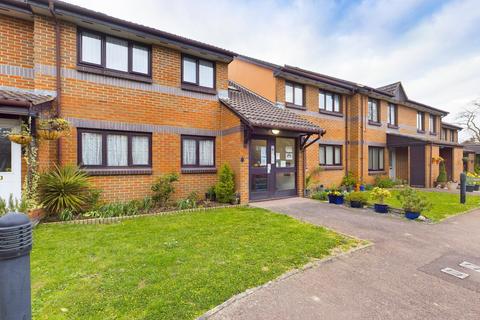 2 bedroom apartment for sale - Berryscroft Court, Berryscroft Road, Staines-Upon-Thames, Surrey, TW18
