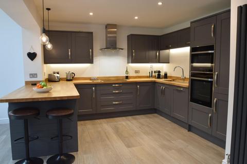 16 Link Road, Datchet, Slough, SL3 9LB