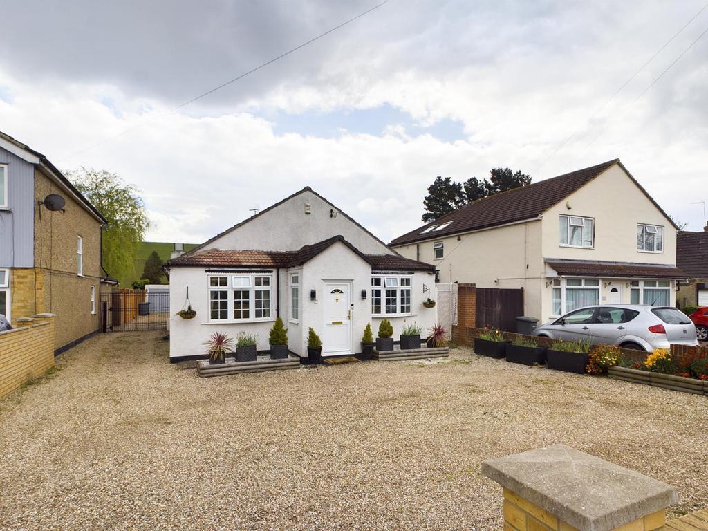 Coppermill Road, Wraysbury, Berkshire, TW19 4 bed bungalow £710,000