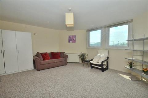 Studio to rent, Tamar Square, Woodford Green, IG8