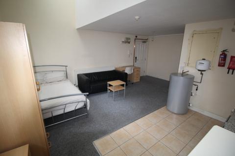 Studio to rent, 221 Woodhouse Street, Leeds LS22UZ