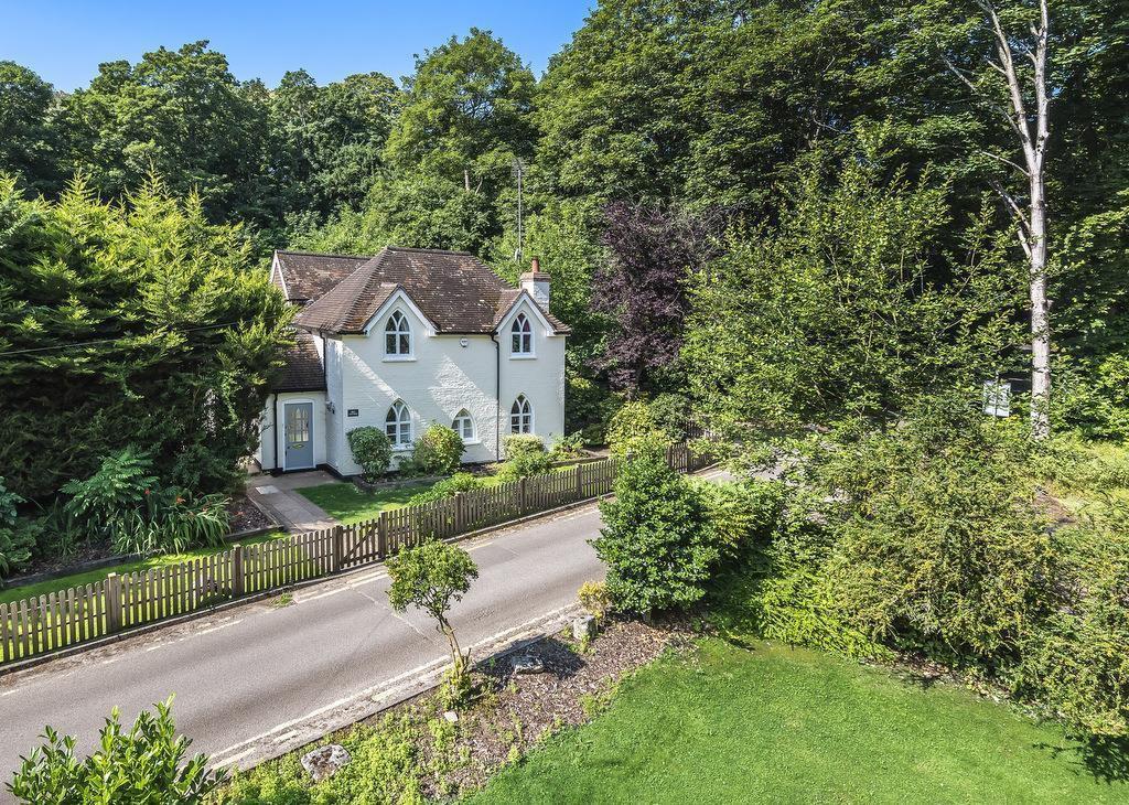 Convent Lane, Cobham, KT11 3 bed detached house £1,200,000