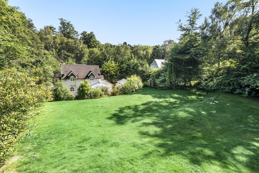 Convent Lane, Cobham, KT11 3 bed detached house £1,200,000