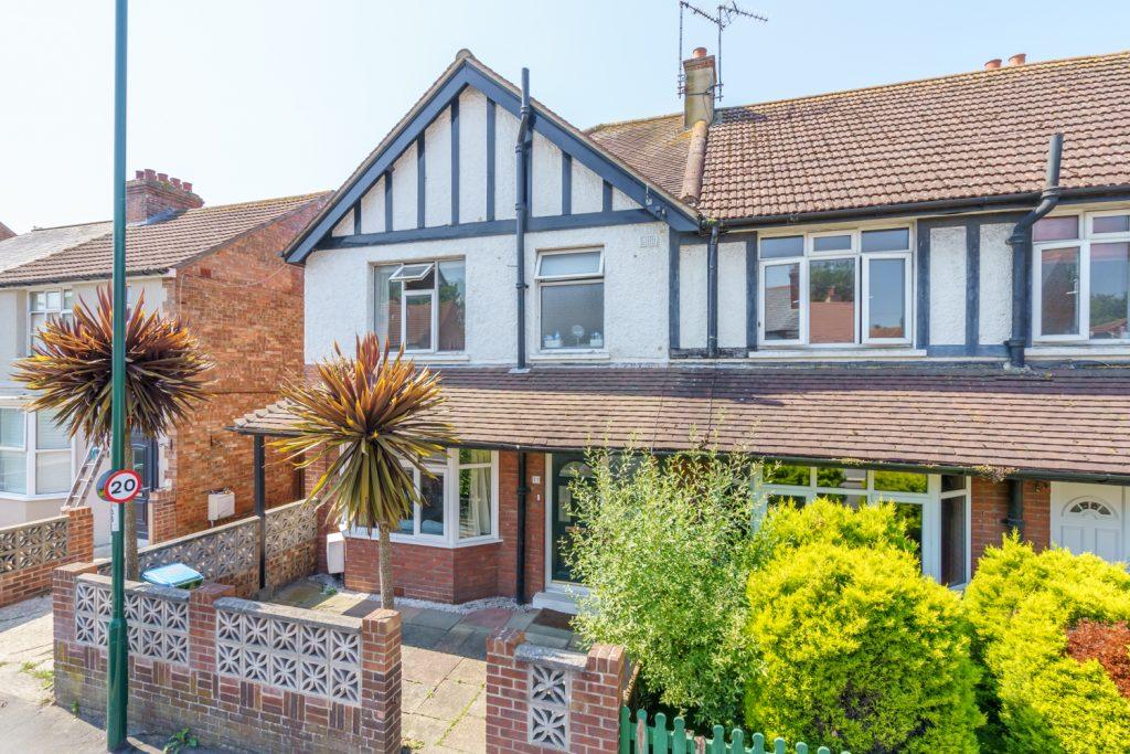 Linden Road, Bognor Regis, West Sussex, PO21 2BB 3 bed end of terrace