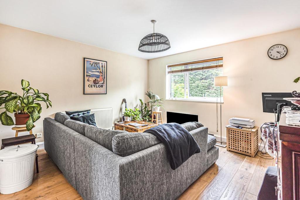Henfield Road, Wimbledon 1 bed flat £375,000