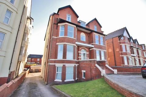 2 bedroom flat to rent, Promenade, Southport, PR9