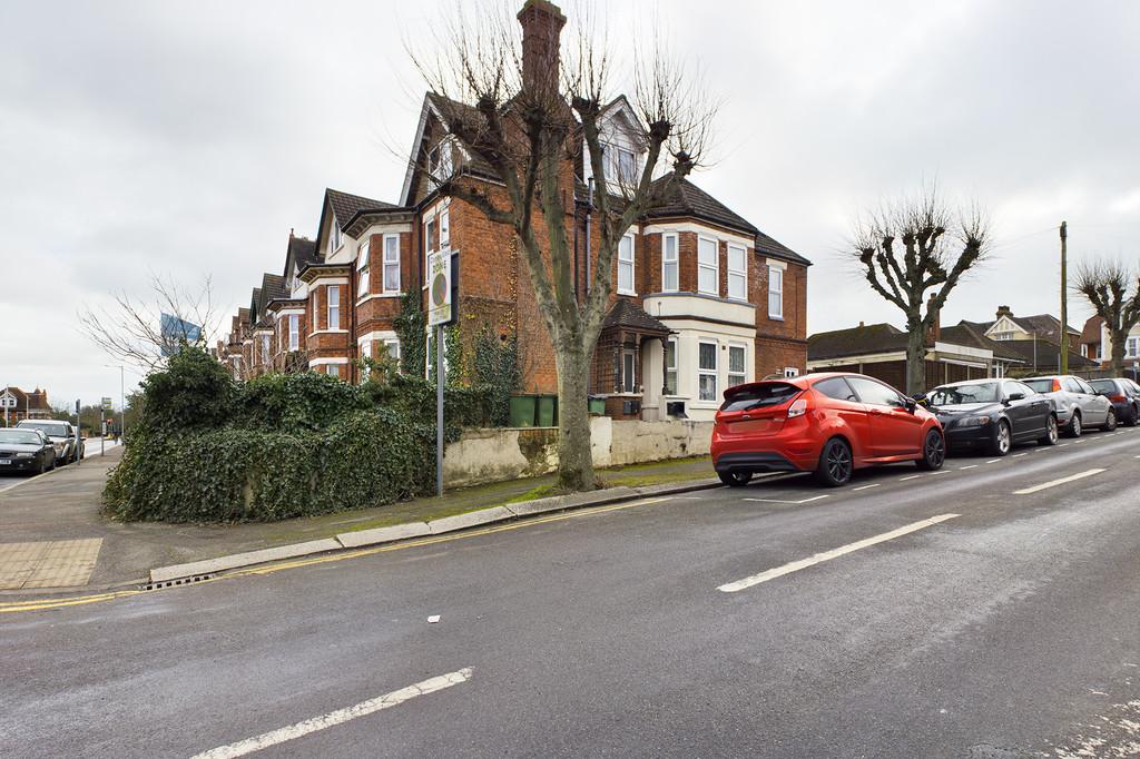 Limes Road, Folkestone 1 bed apartment £550 pcm (£127 pw)