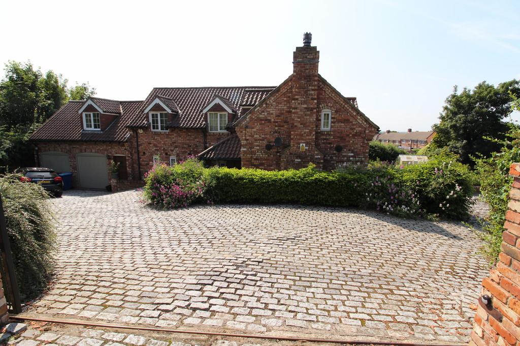 Summer Hill, Gainsborough 5 bed detached house £1,450 pcm (£335 pw)