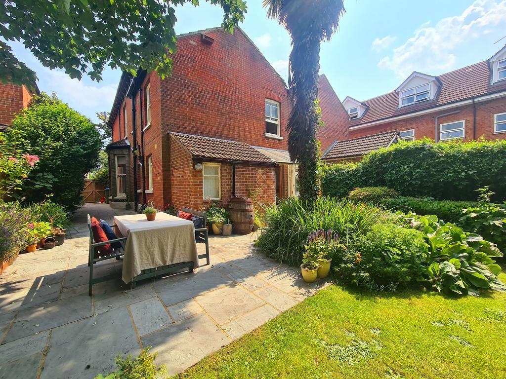 Shirley Avenue, Southampton UNFURNISHED 4 bed semidetached house £1,800 pcm (£415 pw)