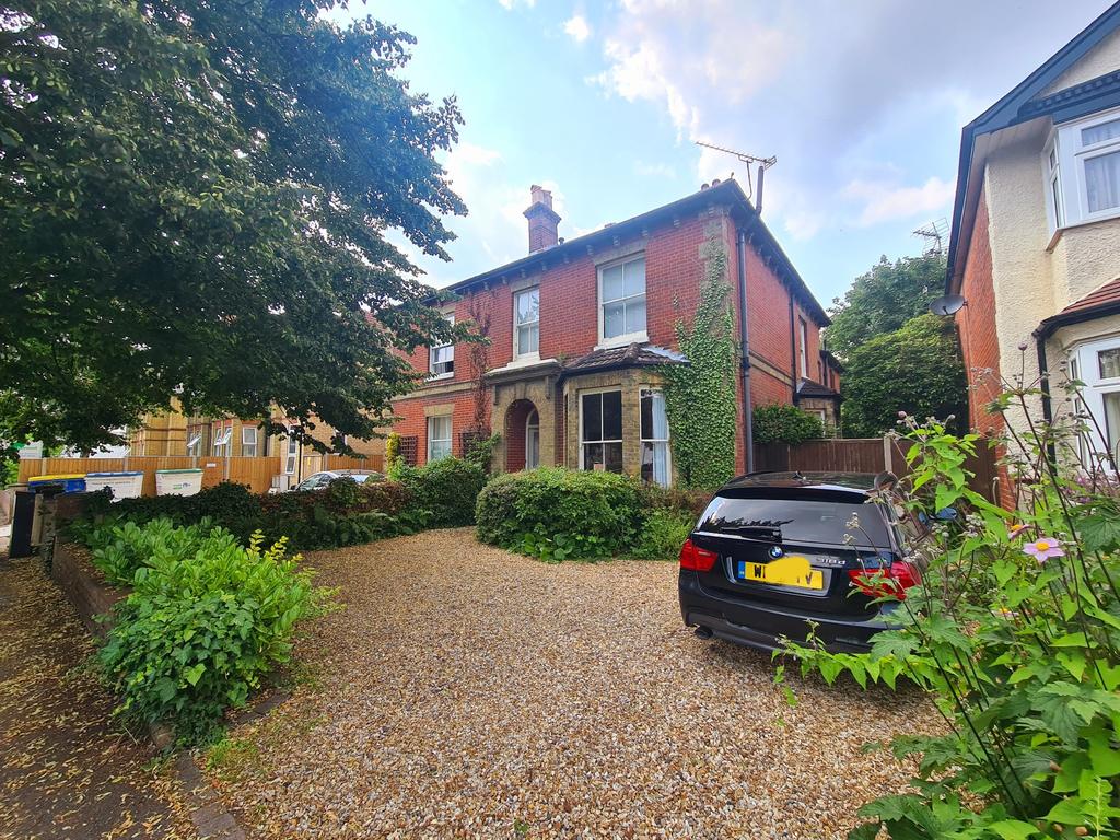 Shirley Avenue, Southampton UNFURNISHED 4 bed semidetached house £1,800 pcm (£415 pw)