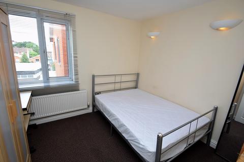 2 bedroom flat to rent, Stretford Rd, Hulme, Manchester. M15 6HE