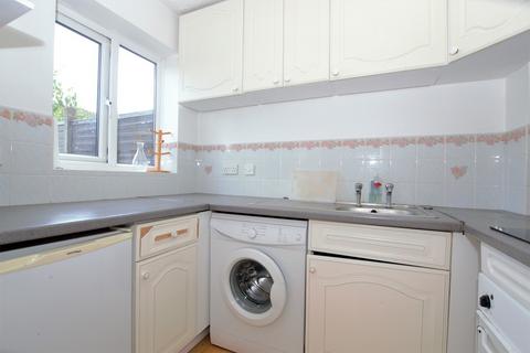 2 bedroom terraced house to rent, Colwyn Close, Stevenage