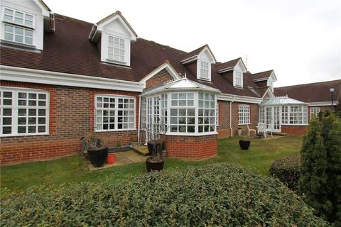 3 bedroom bungalow for sale - Whybrow Gardens, Castle Village, Berkhamsted, Hertfordshire