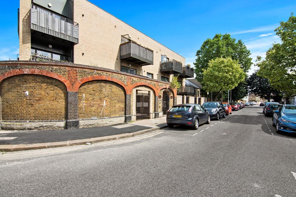 Cave Road, Plaistow, London, E13 1 bed flat £325,000
