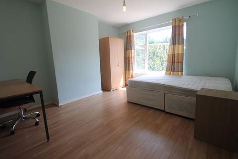 3 bedroom semi-detached house to rent, New Peachey Lane, Uxbridge, UB8