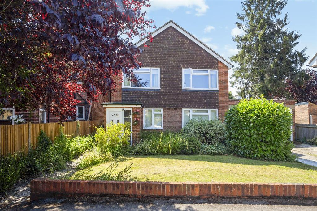 Copse Road, Cobham 2 bed £1,400 pcm (£323 pw)