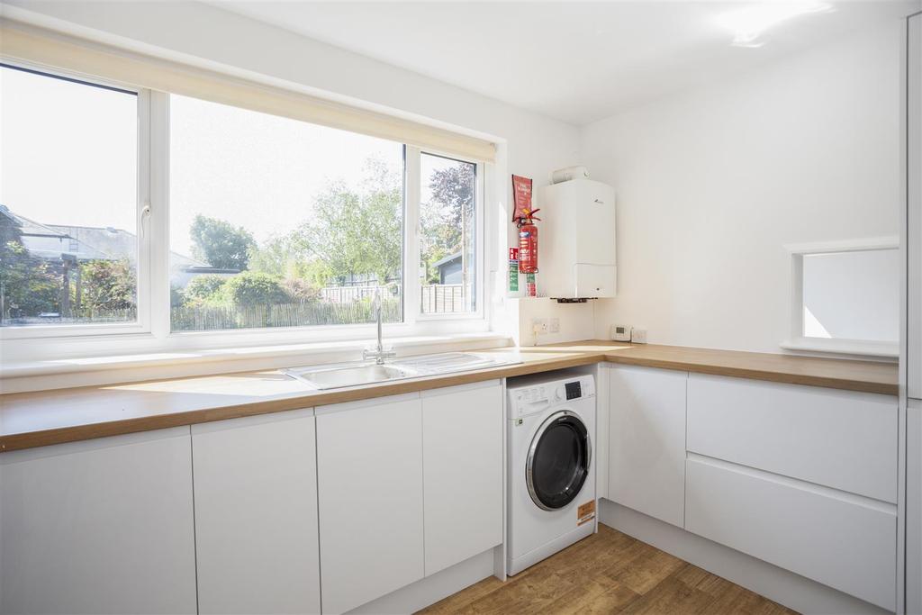 Copse Road, Cobham 2 bed £1,400 pcm (£323 pw)