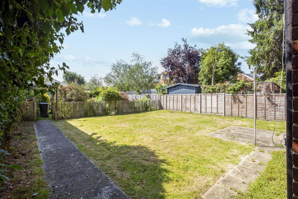 Copse Road, Cobham 2 bed £1,400 pcm (£323 pw)