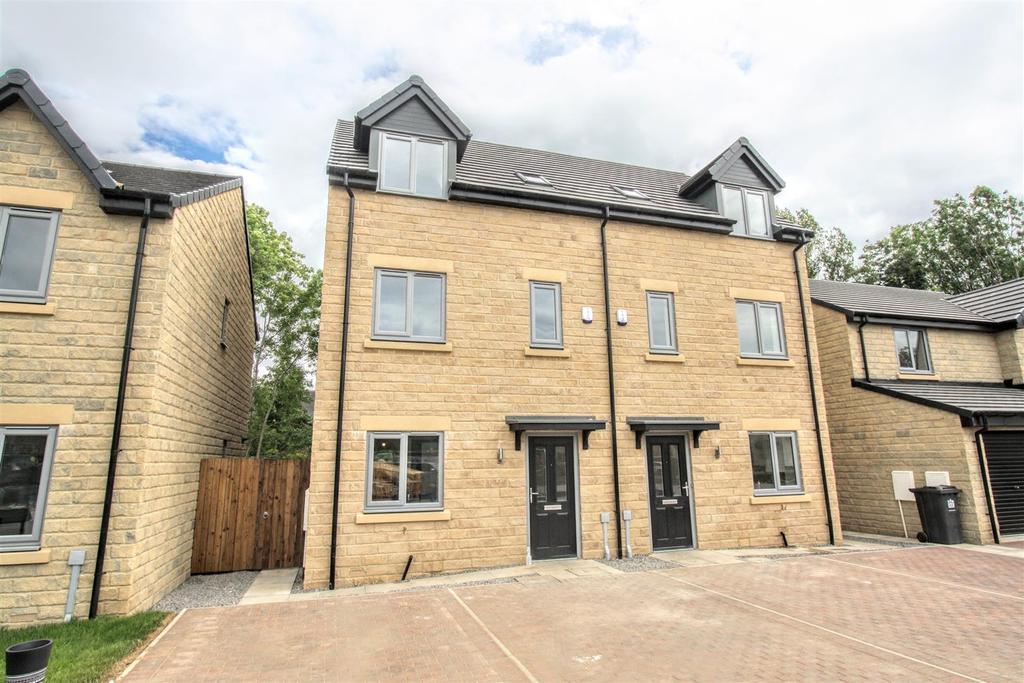 Wellington Drive, Middleton St. 3 bed semidetached house £825