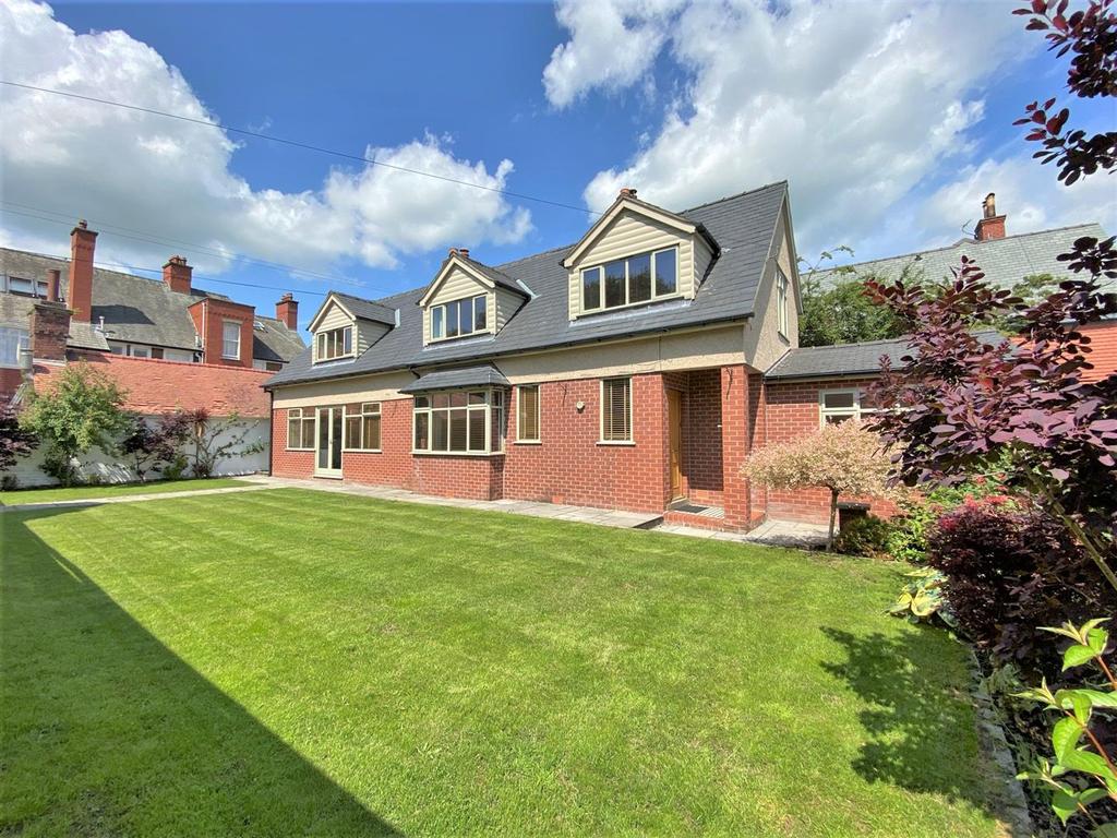 Hawthorne Place, Clitheroe, Ribble... 4 bed detached house £500,000
